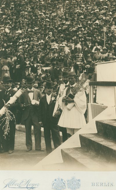 Olympische Spelen, 1896; Spyros Louis wordt gefotografeerd samen met andere Olympische winnaars tijdens de medailleceremonie door Meyer Albert